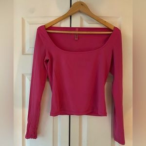SKIMS - Scoop Long Sleeve T-Shirt - Hot Pink